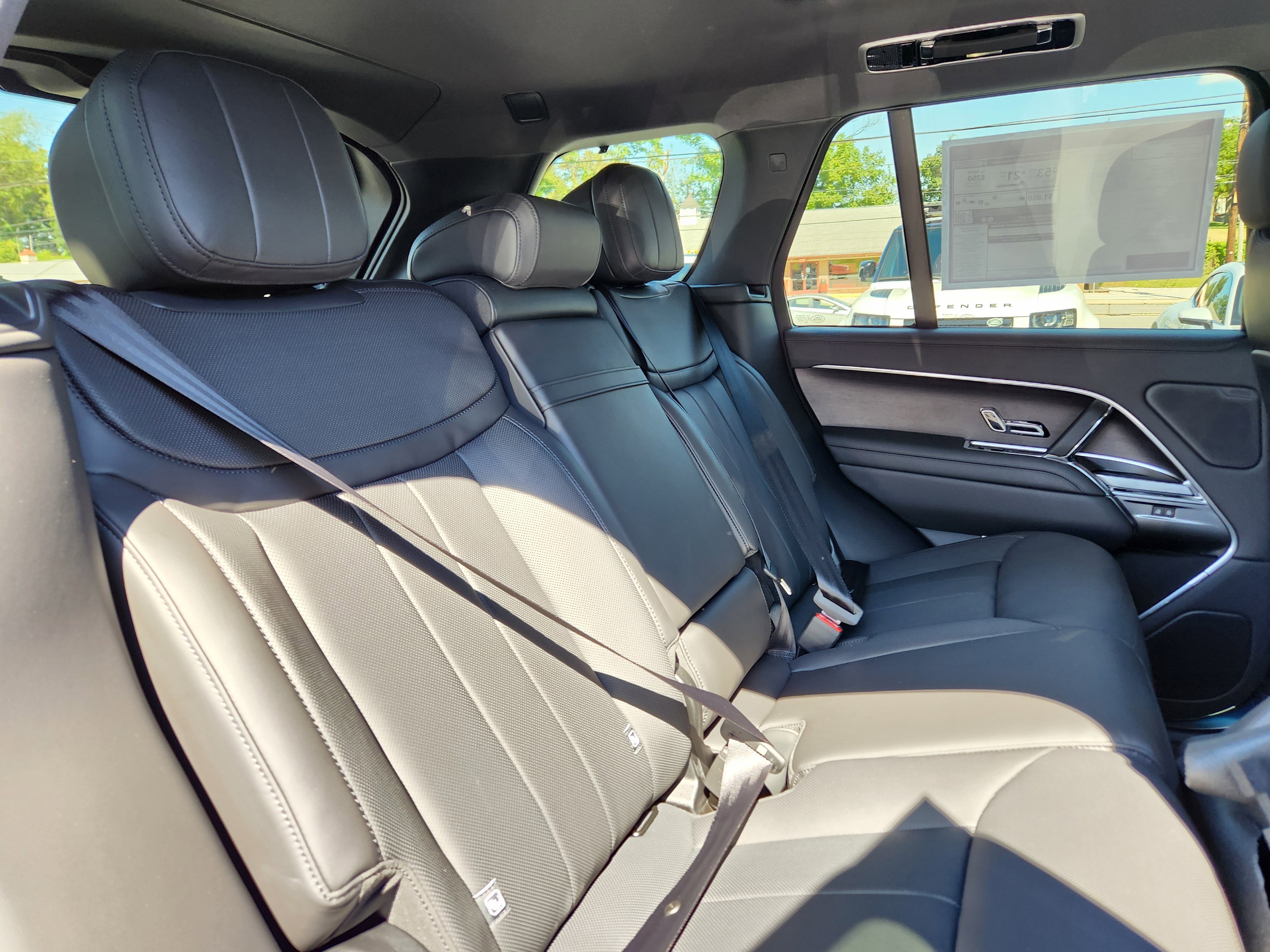 Used 2025 Land Rover Range Rover SE image 11