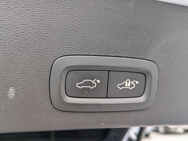 Certified 2025 Volvo XC40 B5 Plus w/ Climate Package AWD/4WD image 29