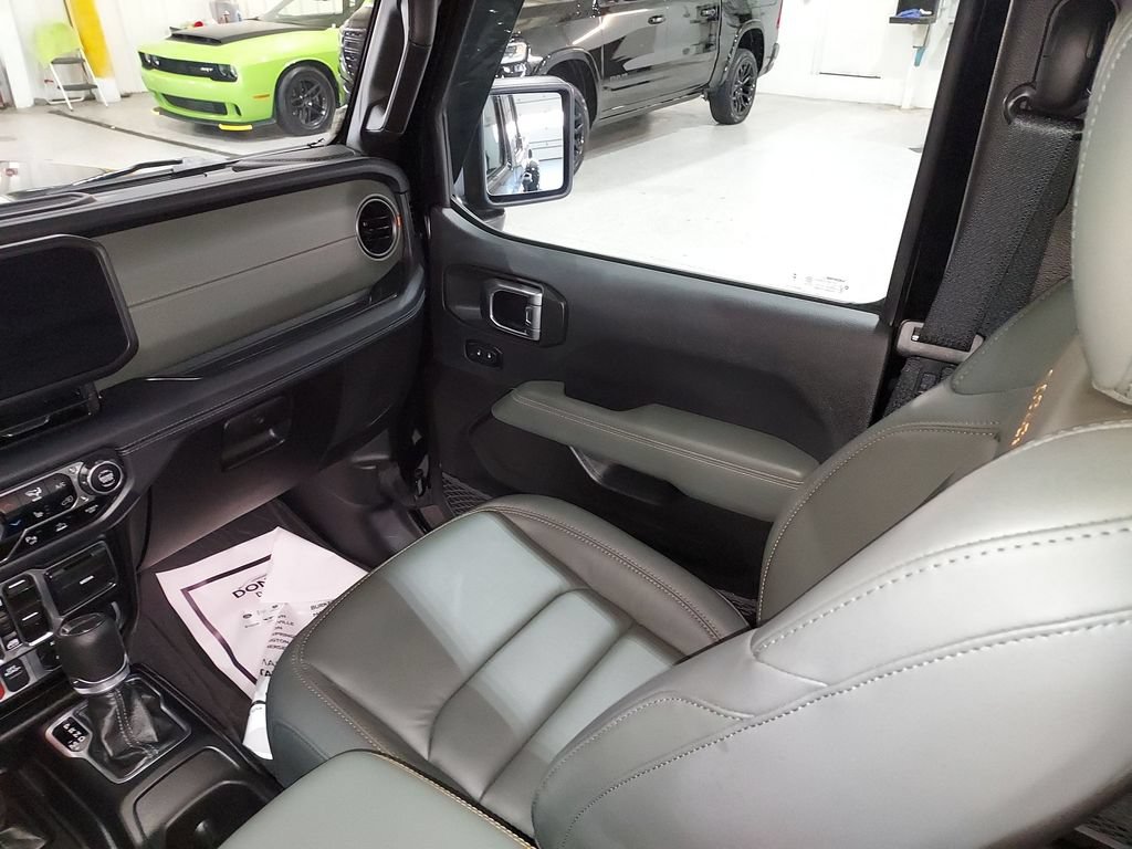 Used 2025 Jeep Gladiator Mojave AWD/4WD image 11