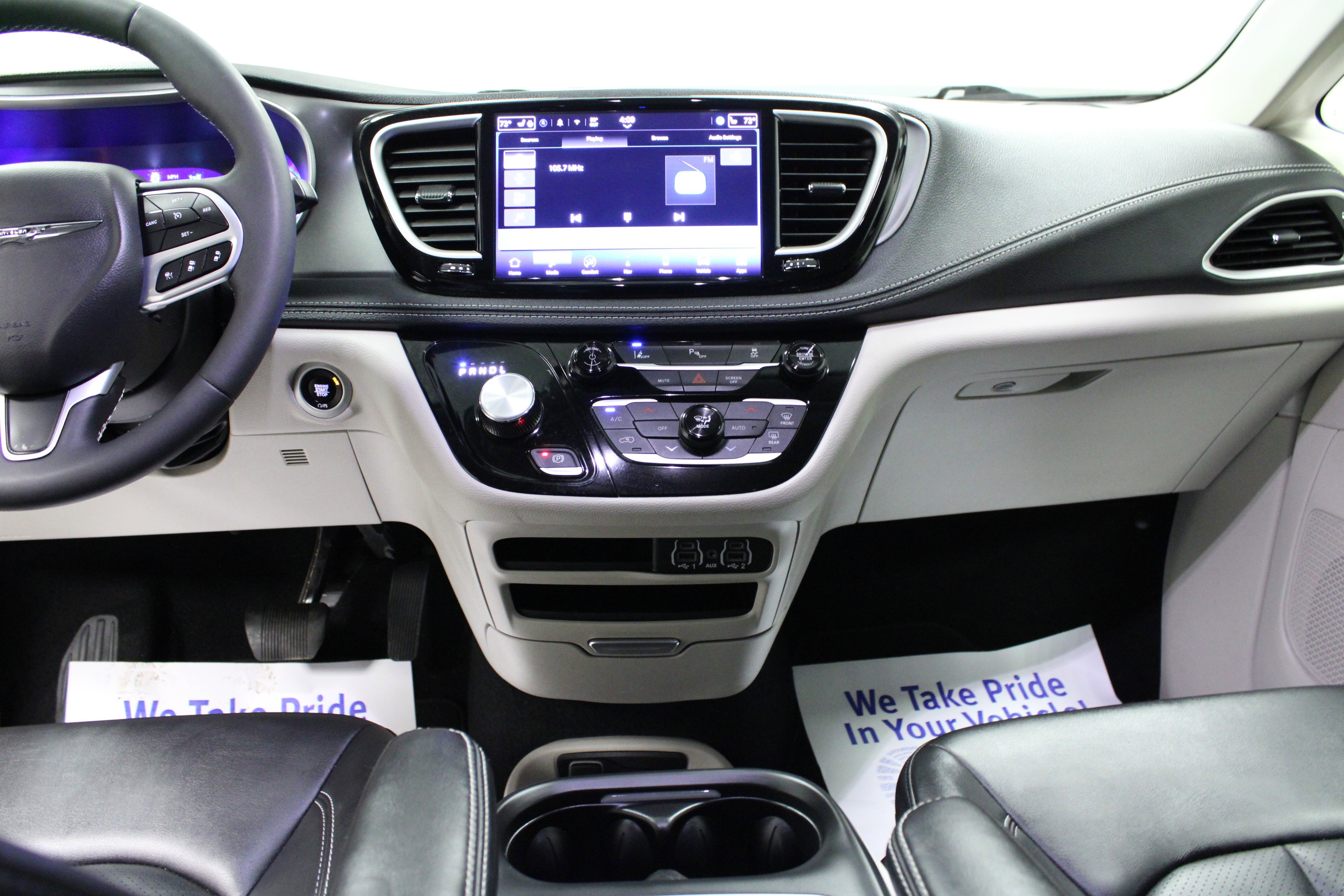 Used 2024 Chrysler Pacifica Select FWD image 19