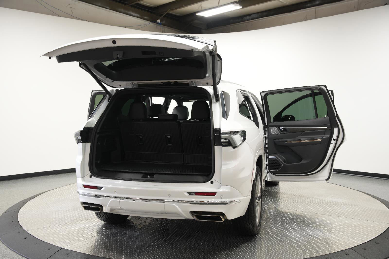 Used 2025 Buick Enclave Avenir image 10