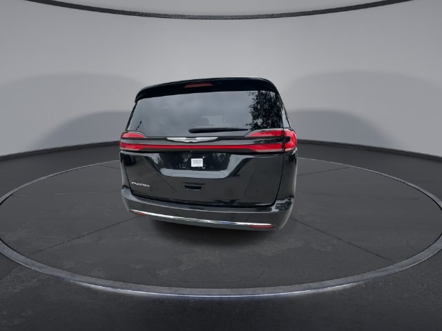 Used 2023 Chrysler Pacifica Touring-L FWD image 7