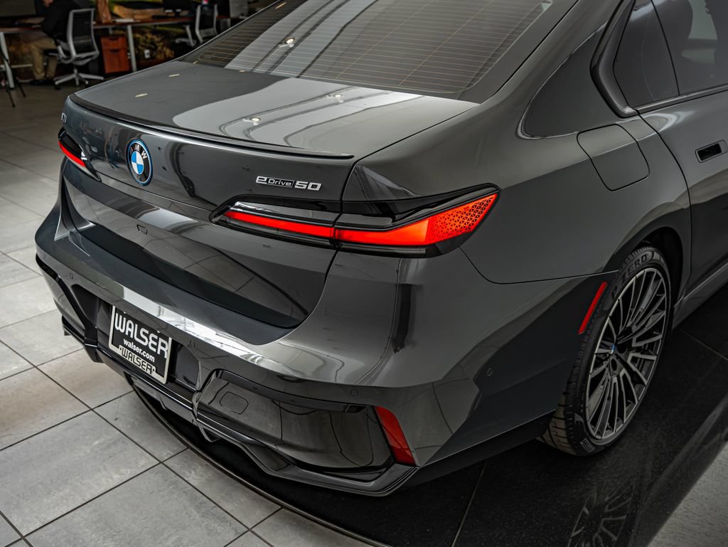 Used 2024 BMW i7 eDrive50 w/ M Sport Package RWD image 18