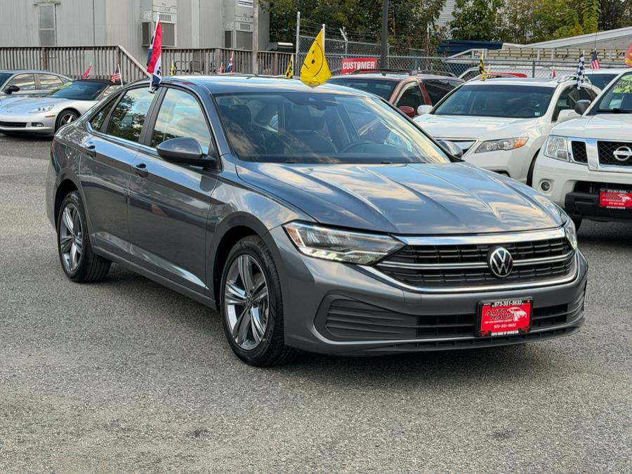 Used 2024 Volkswagen Jetta SE FWD image 3