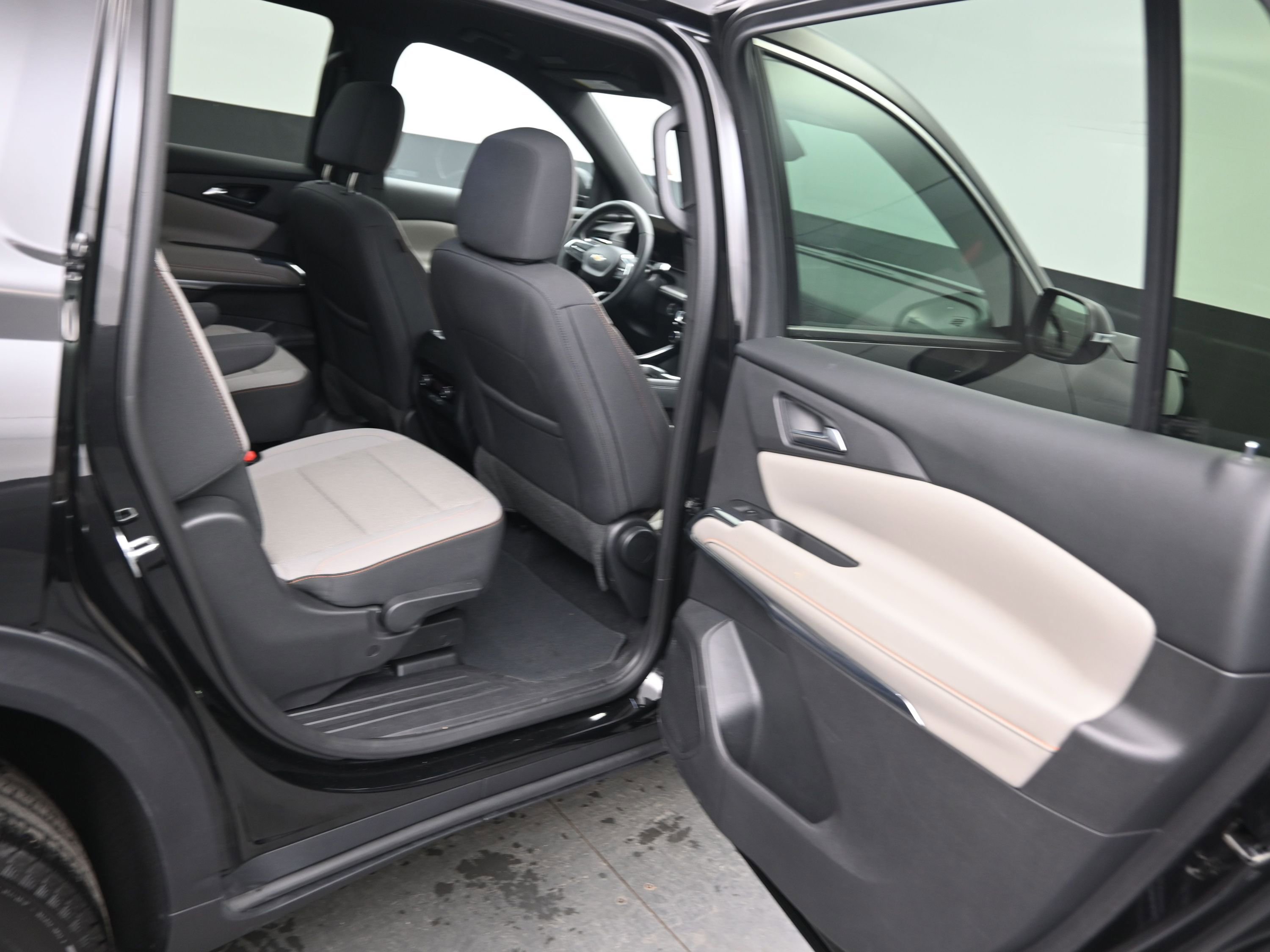 Used 2025 Chevrolet Traverse LT image 12