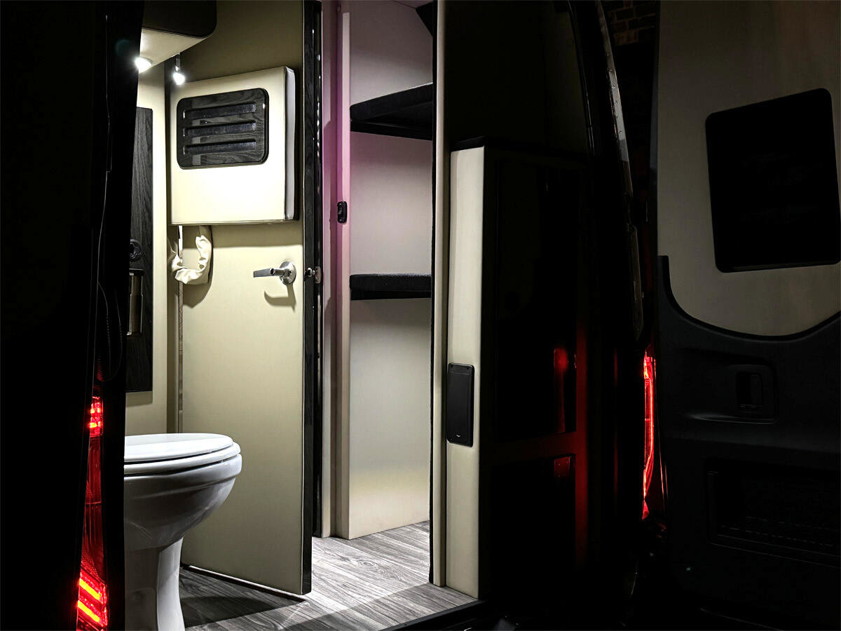 Used 2024 Mercedes-Benz Sprinter 3500 image 5