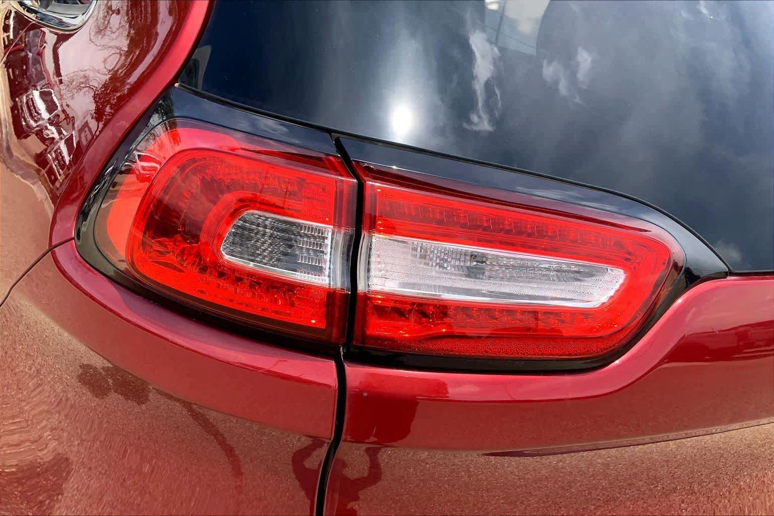 Used 2016 Jeep Cherokee Latitude FWD image 32