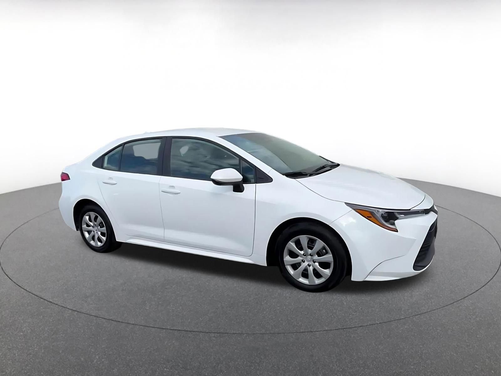 Used 2025 Toyota Corolla LE image 2