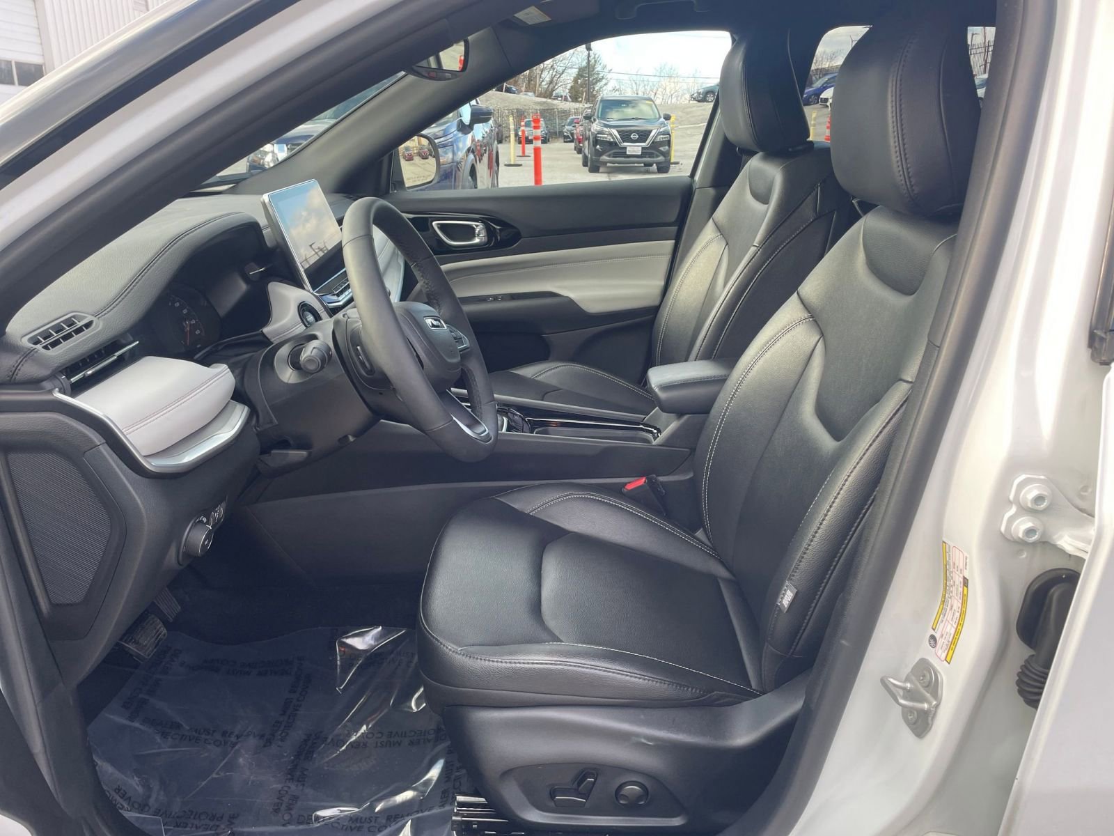 Used 2025 Jeep Compass Limited image 27