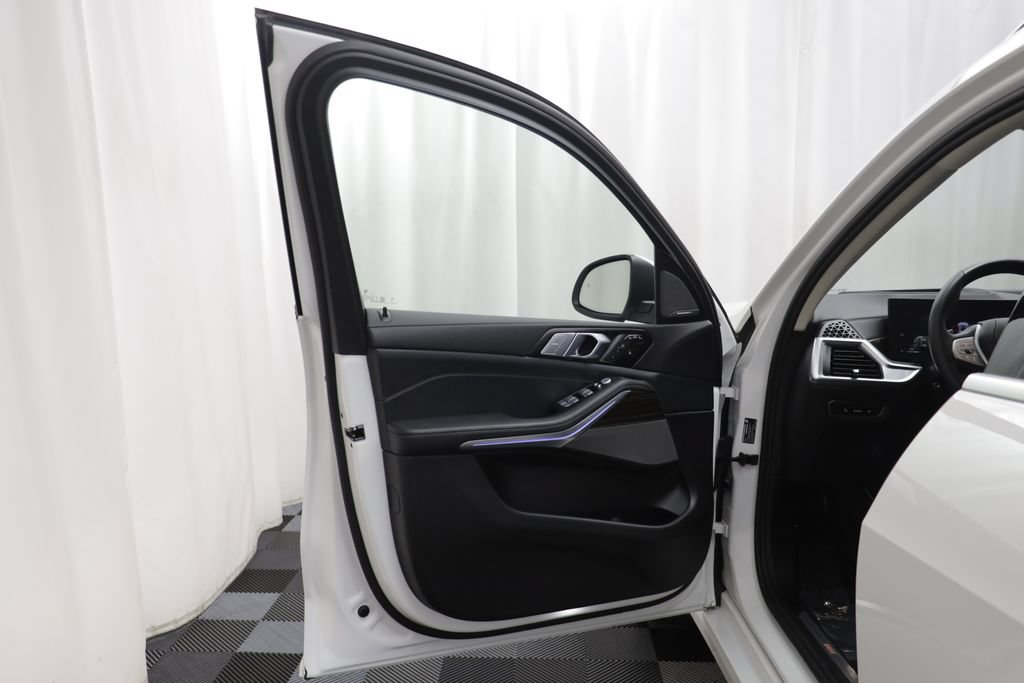 Used 2026 BMW X7 xDrive40i w/ Premium Package AWD/4WD image 4