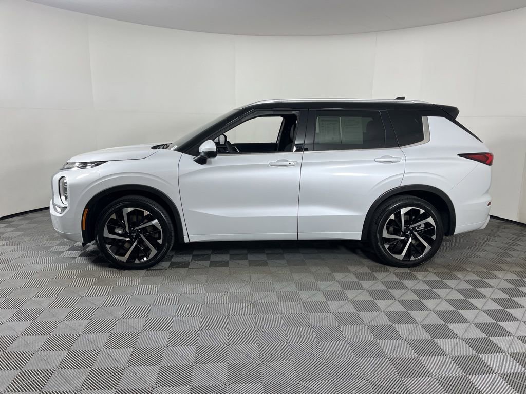 Used 2024 Mitsubishi Outlander SEL image 2