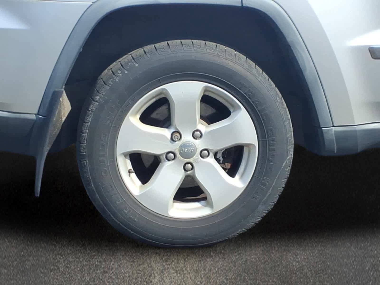 Used 2012 Jeep Grand Cherokee Laredo AWD/4WD image 4