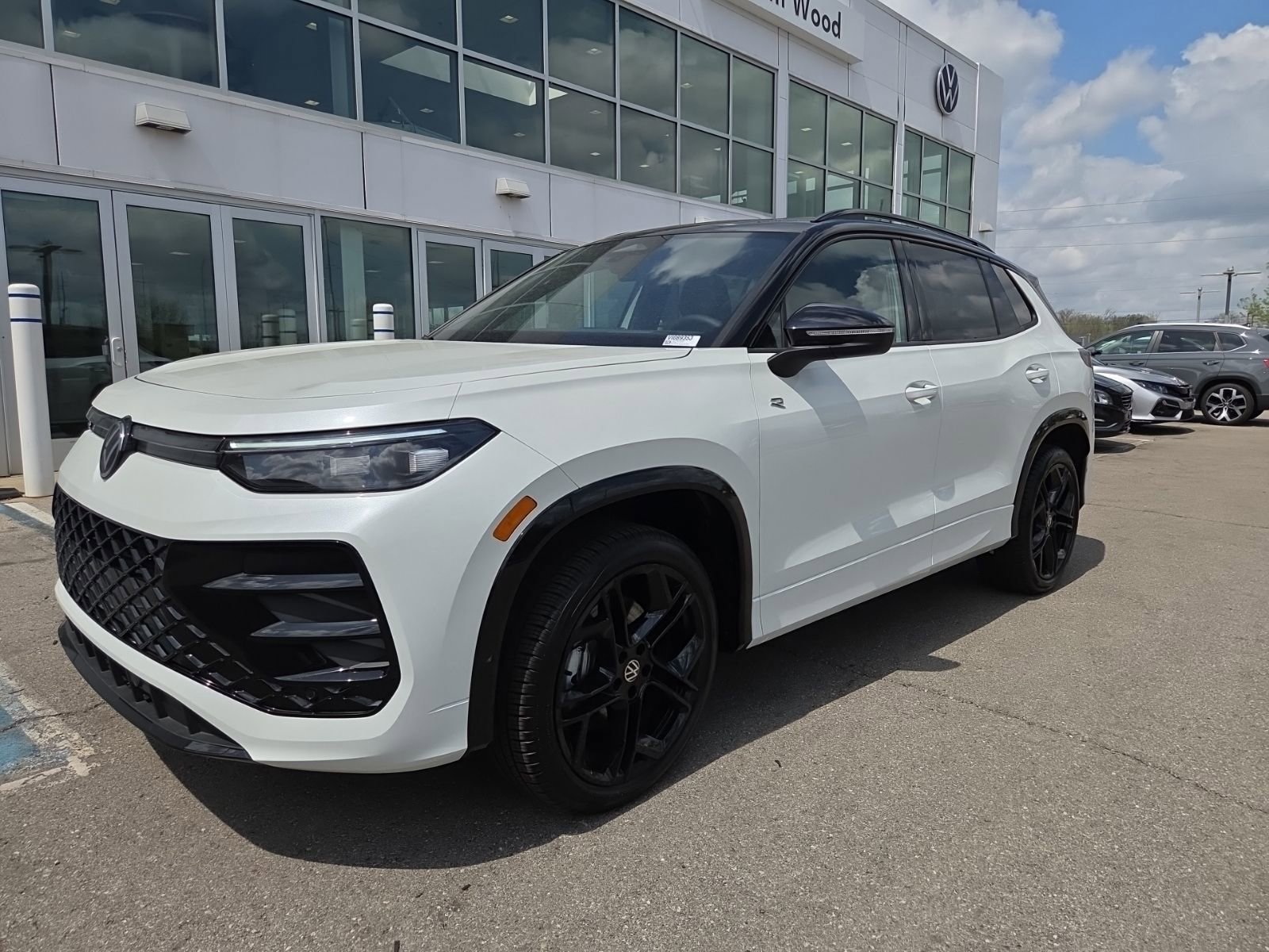 New 2026 Volkswagen Tiguan SE R-Line AWD/4WD image 13