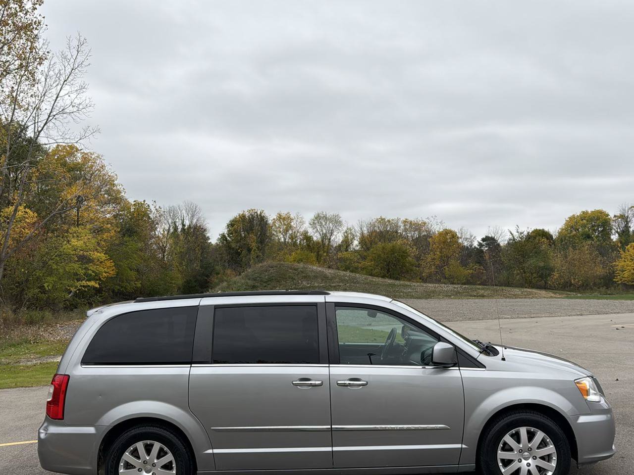 Used 2016 Chrysler Town & Country Touring w/ Driver Convenience Group FWD image 4