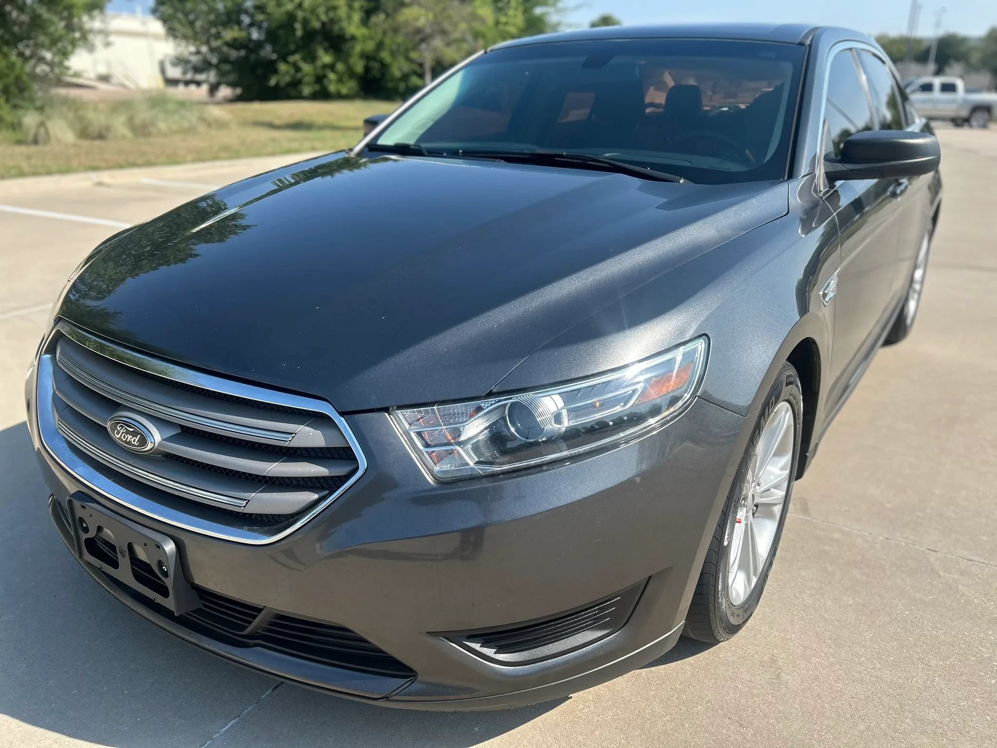Used 2017 Ford Taurus SE FWD image 2