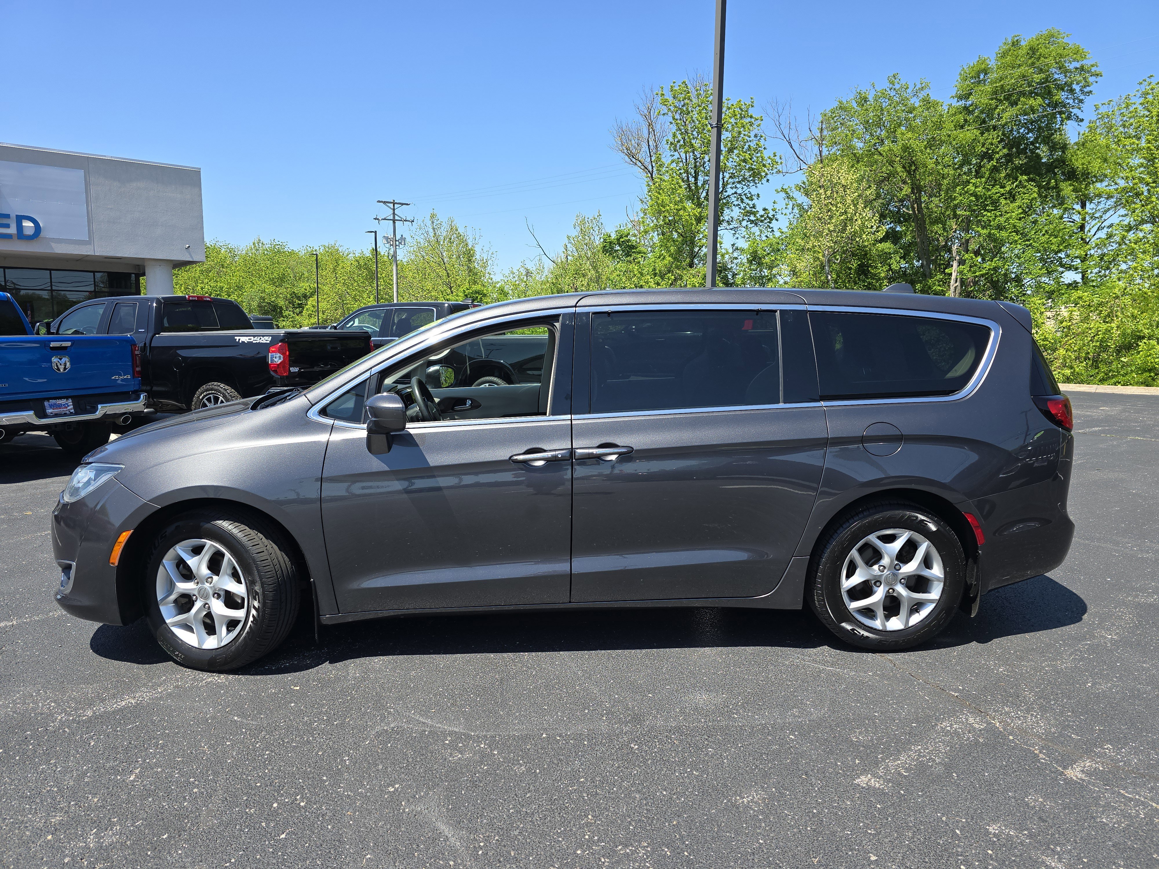 Used 2019 Chrysler Pacifica Touring Plus w/ Tire & Wheel Group FWD image 18