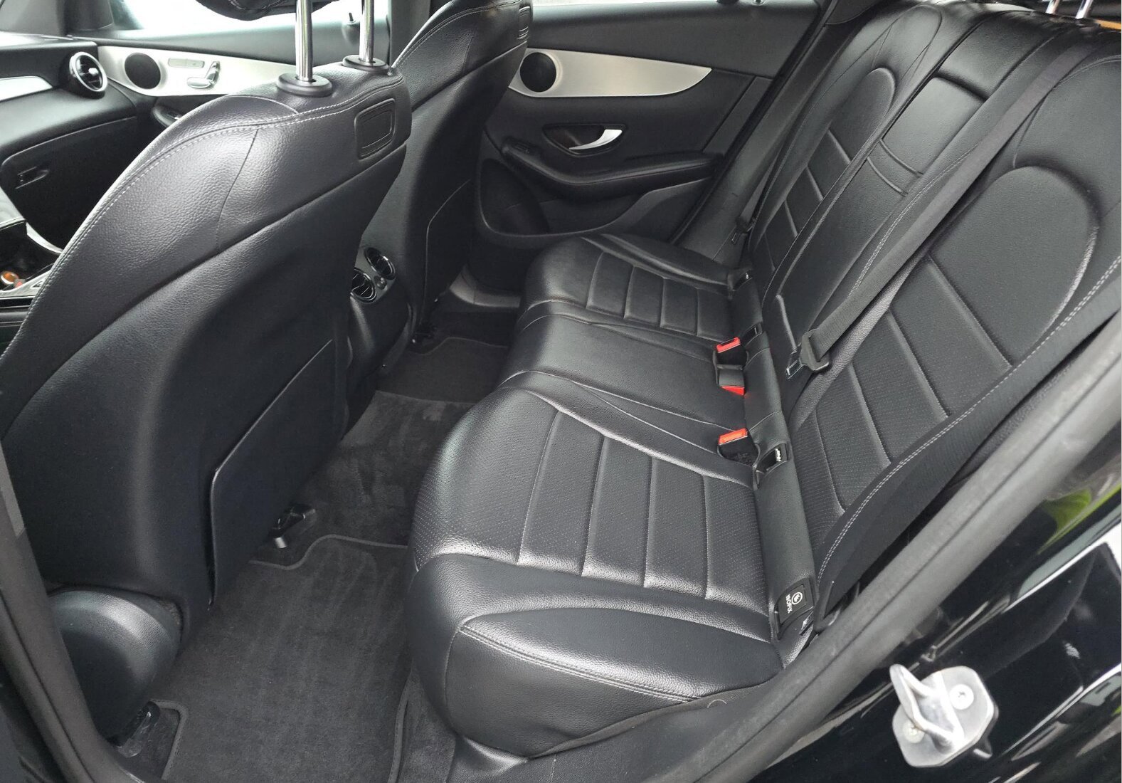 Used 2019 Mercedes-Benz GLC 300 4MATIC w/ Premium Package image 16