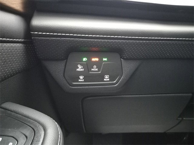 Used 2025 Volkswagen Atlas SE image 25