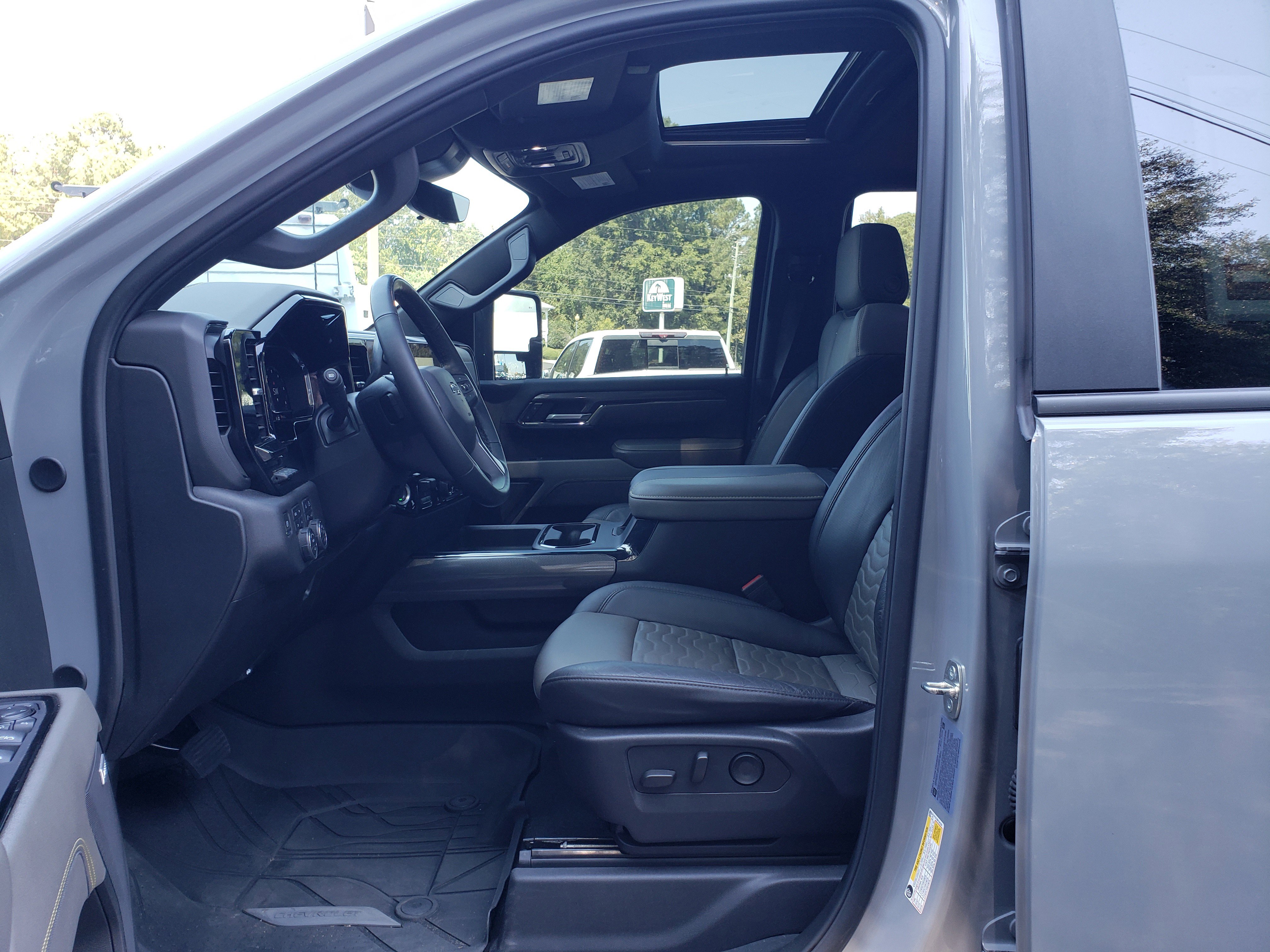 Used 2024 Chevrolet Silverado 2500 ZR2 w/ Technology Package image 28