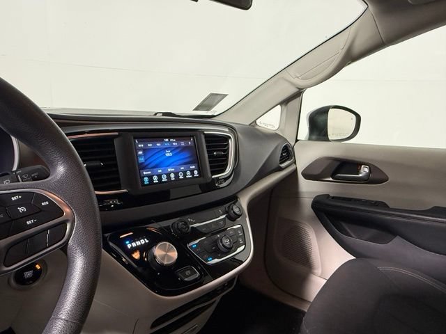 Used 2018 Chrysler Pacifica L FWD image 24