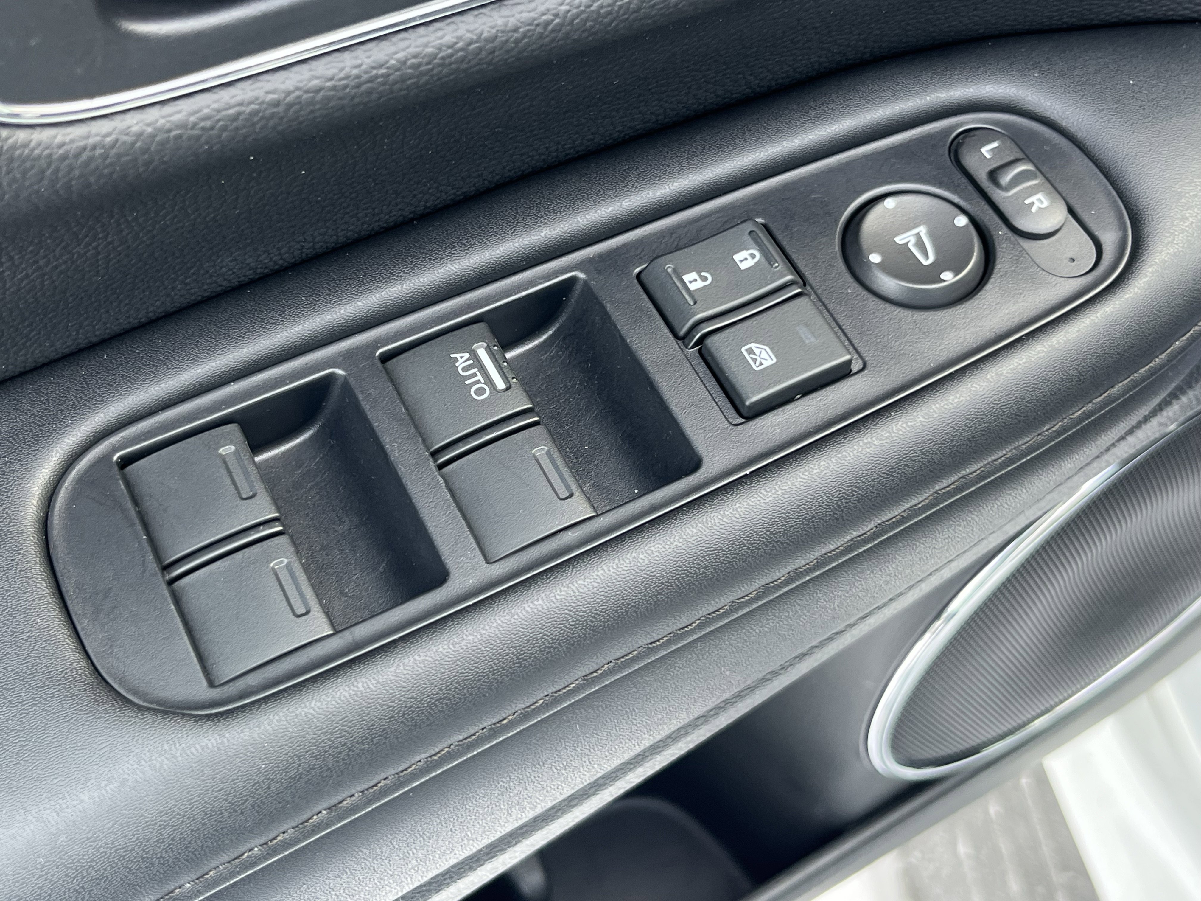 Used 2020 Honda HR-V Touring image 14