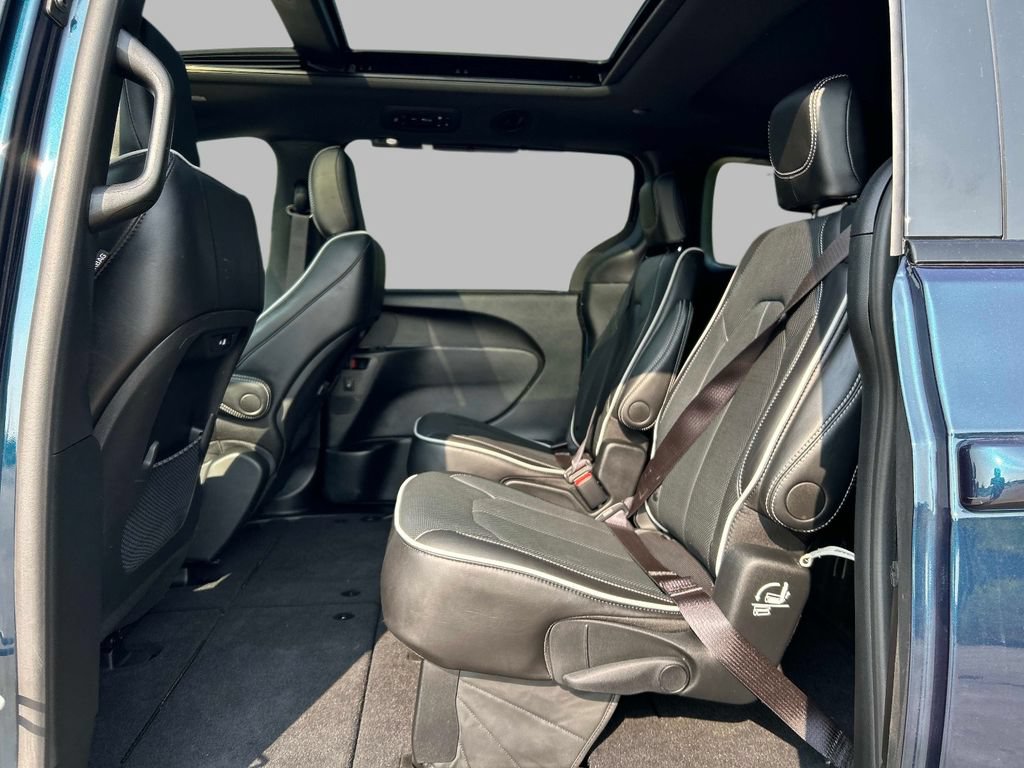 Used 2025 Chrysler Pacifica Limited FWD image 18
