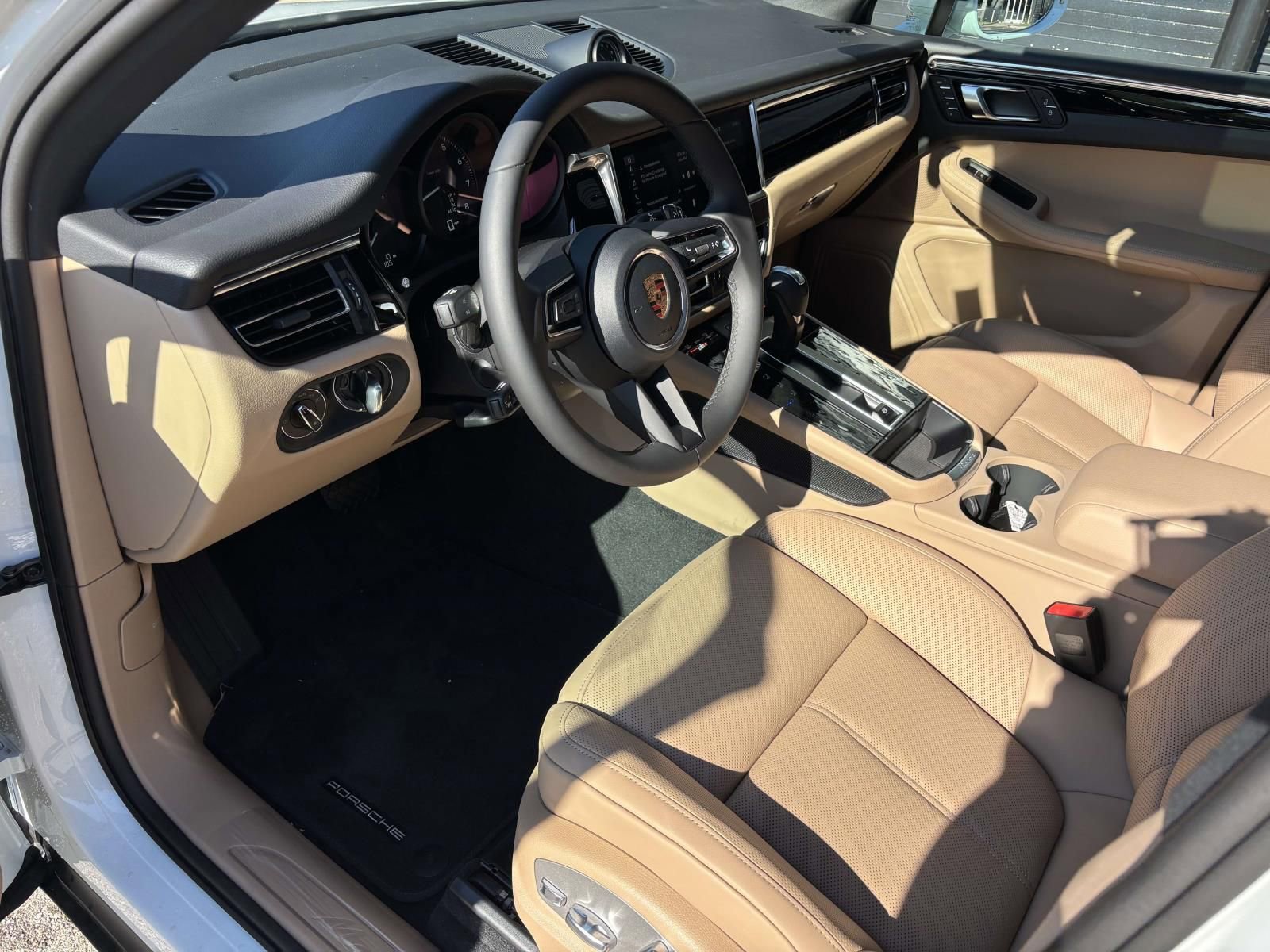 Used 2026 Porsche Macan AWD/4WD image 4
