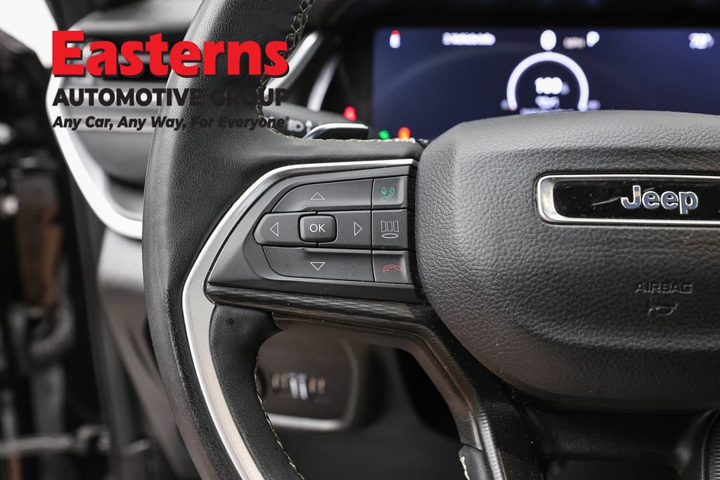 Used 2025 Jeep Grand Cherokee Altitude AWD/4WD image 17