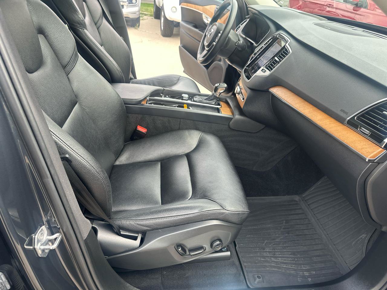 Used 2022 Volvo XC90 T6 Momentum w/ Advanced Package AWD/4WD image 27