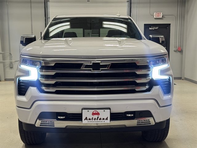 Used 2025 Chevrolet Silverado 1500 High Country w/ Technology Package AWD/4WD image 2