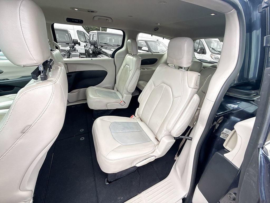 Used 2020 Chrysler Pacifica Touring-L w/ Advanced Safetytec Group image 27