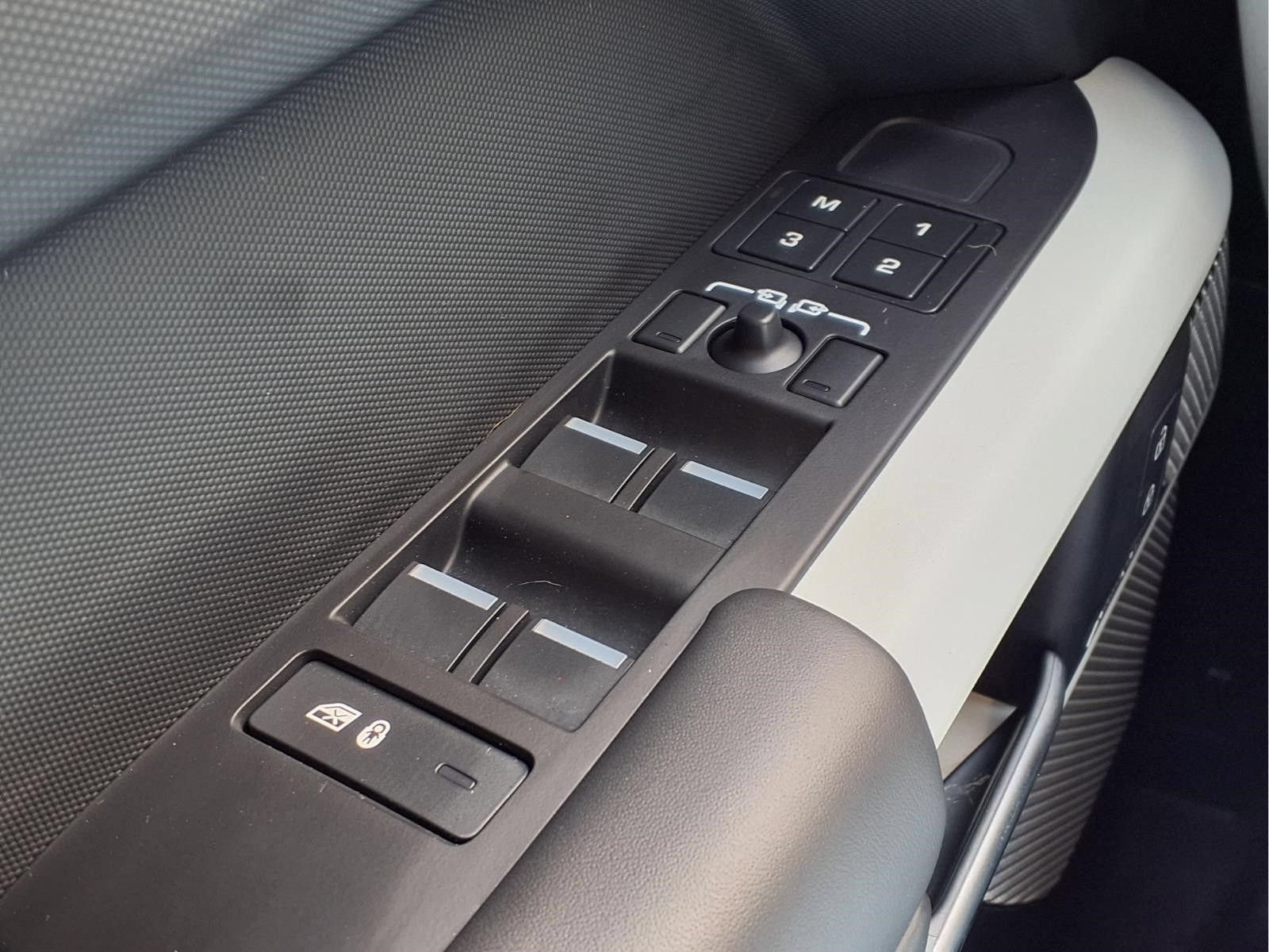 Used 2024 Land Rover Defender 130 X-Dynamic SE AWD/4WD image 25