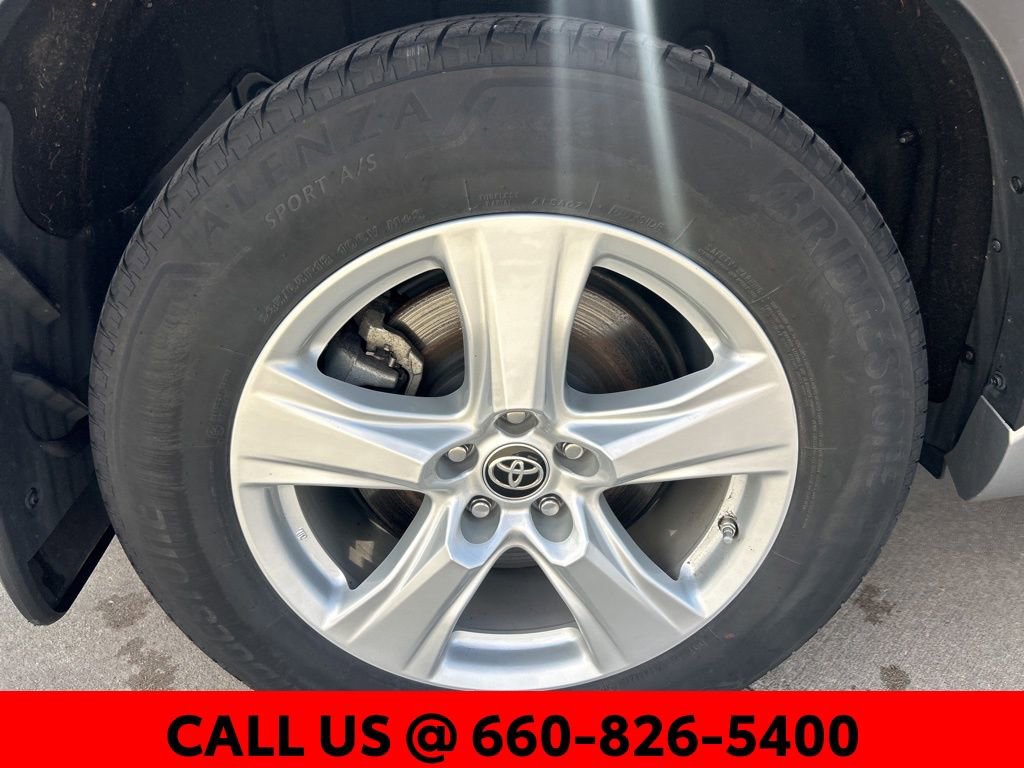 Used 2024 Toyota Highlander LE image 6