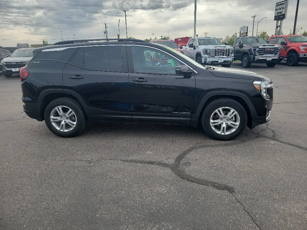 Used 2023 GMC Terrain SLE w/ Driver Convenience Package FWD image 4
