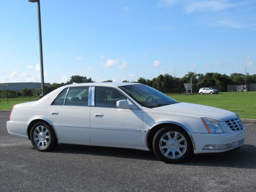 Used 2009 Cadillac DTS FWD image 2