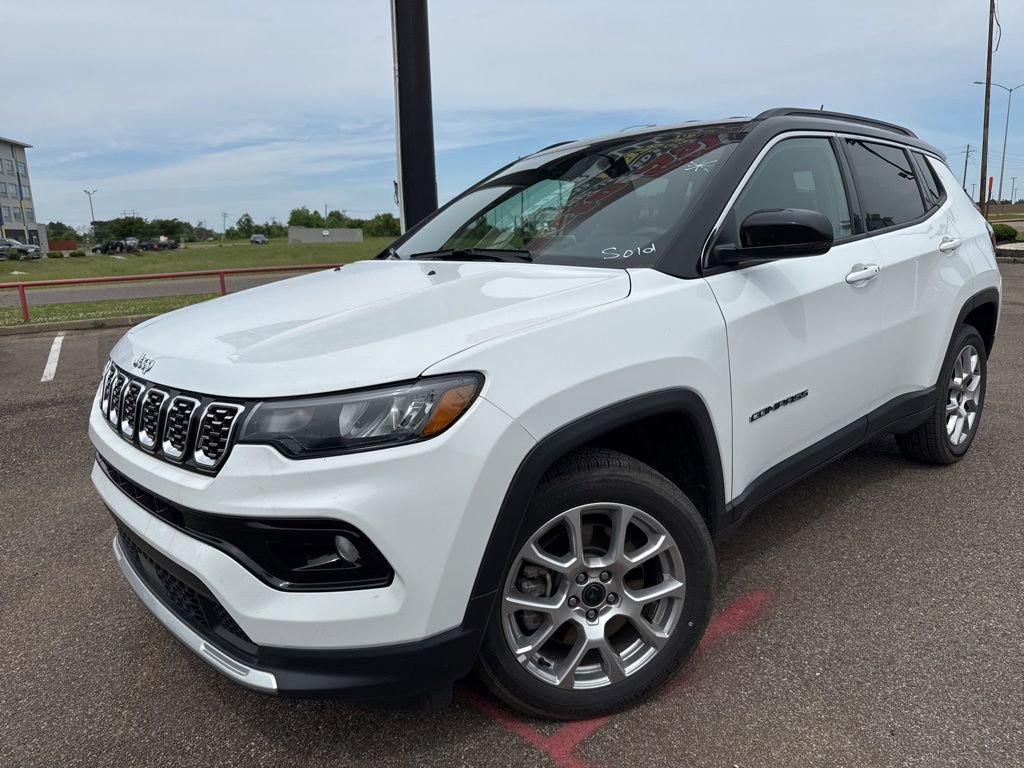 Used 2025 Jeep Compass Limited AWD/4WD image 2