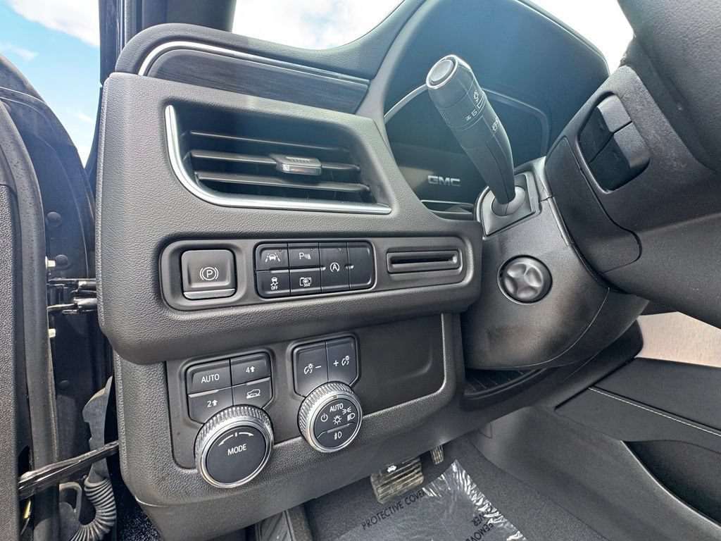 Used 2024 GMC Yukon XL SLT w/ SLT Luxury Package AWD/4WD image 17