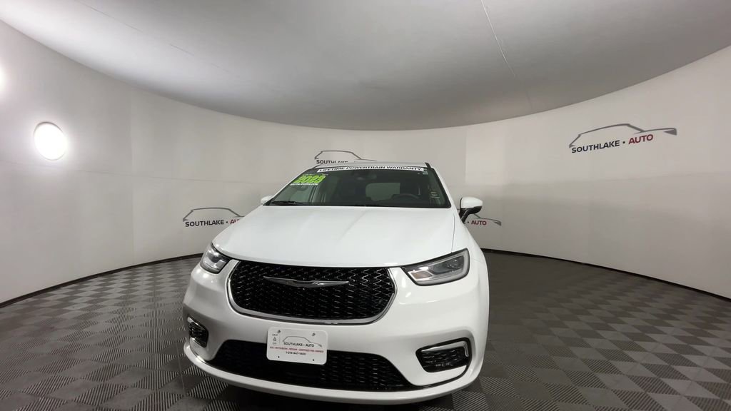 Used 2023 Chrysler Pacifica Touring-L image 3