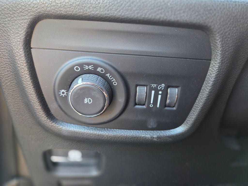 Used 2022 Jeep Grand Cherokee L Limited AWD/4WD image 31