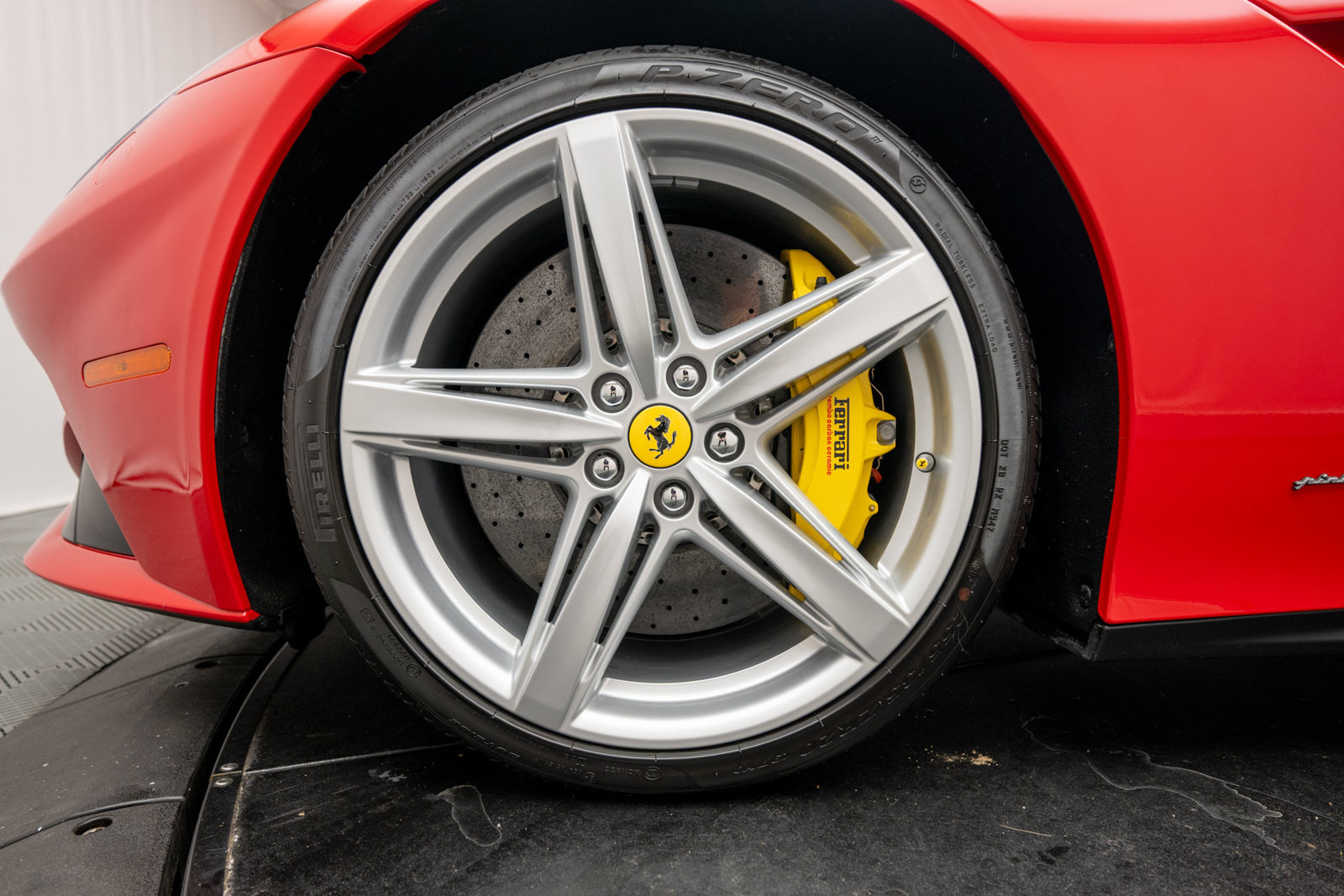 Used 2016 Ferrari F12 Berlinetta RWD image 33
