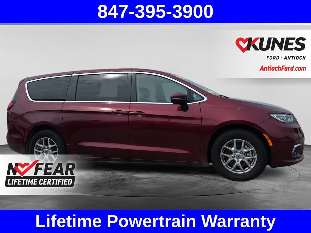Used 2023 Chrysler Pacifica Touring-L FWD image 9
