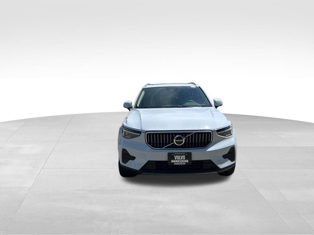 Used 2025 Volvo XC40 B5 Core image 8