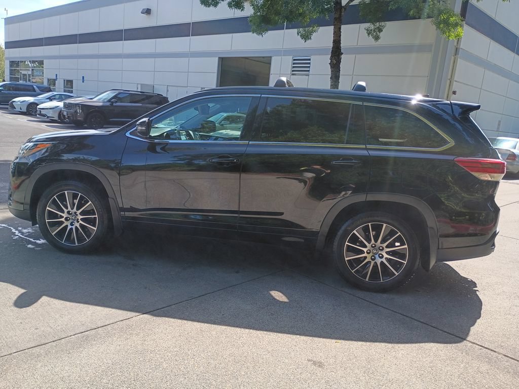 Used 2017 Toyota Highlander SE AWD/4WD image 7