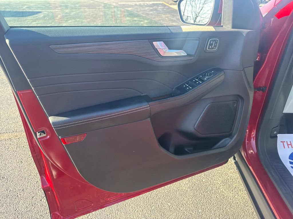Used 2024 Ford Escape Platinum image 28