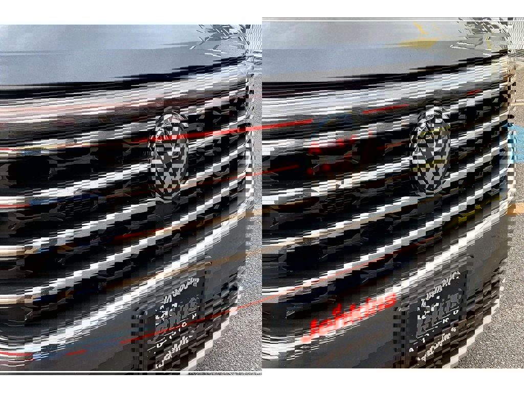 Used 2025 Volkswagen Atlas SE image 32