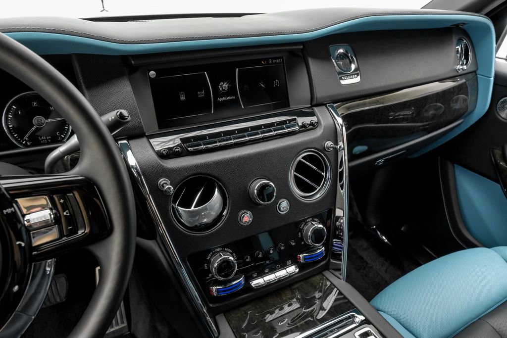 Used 2022 Rolls-Royce Cullinan w/ Cullinan Package image 24