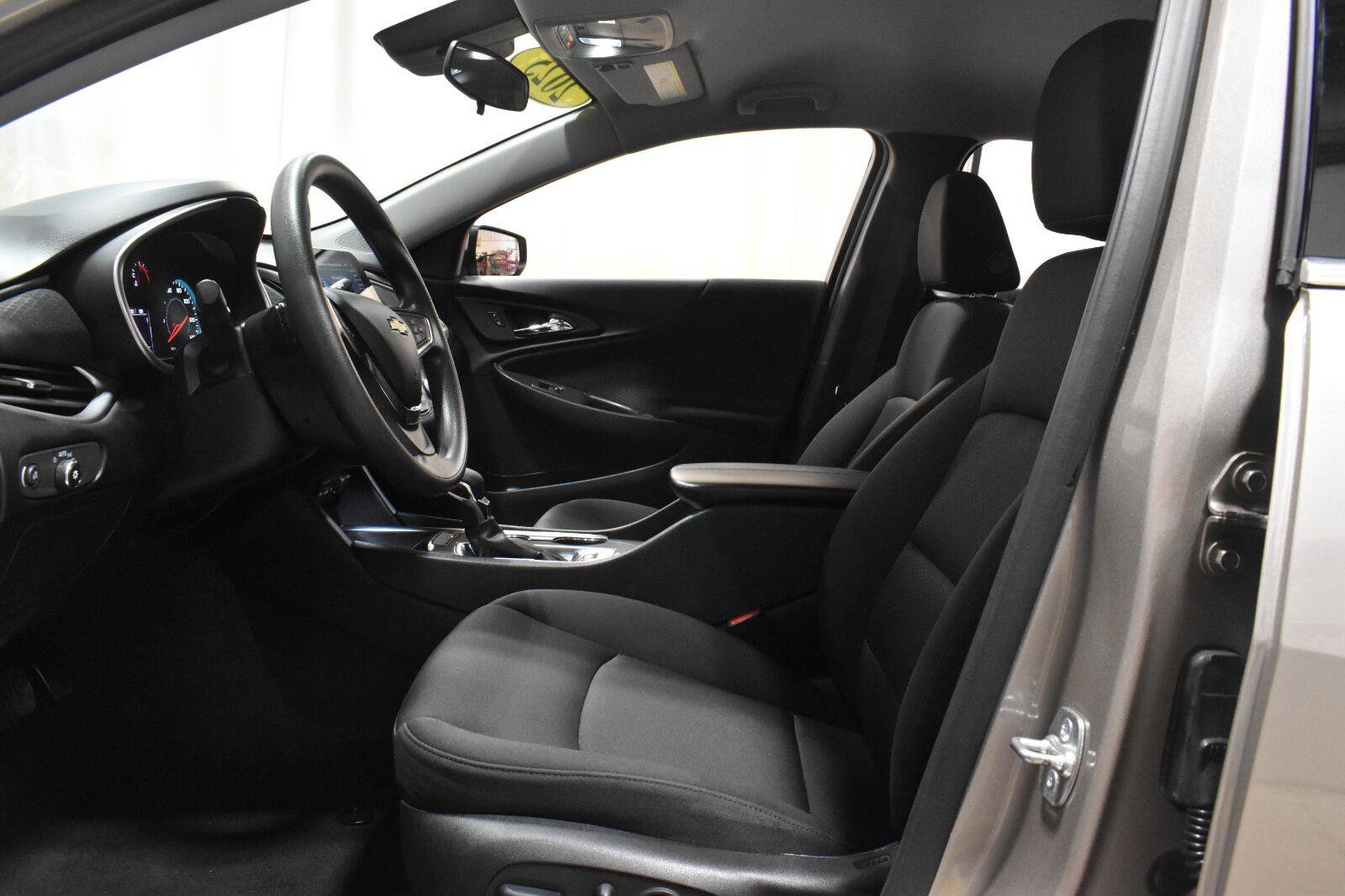Used 2025 Chevrolet Malibu LT FWD image 3