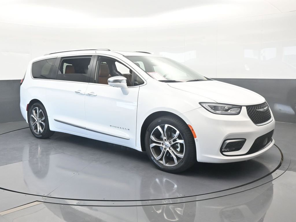 Used 2024 Chrysler Pacifica Pinnacle image 8