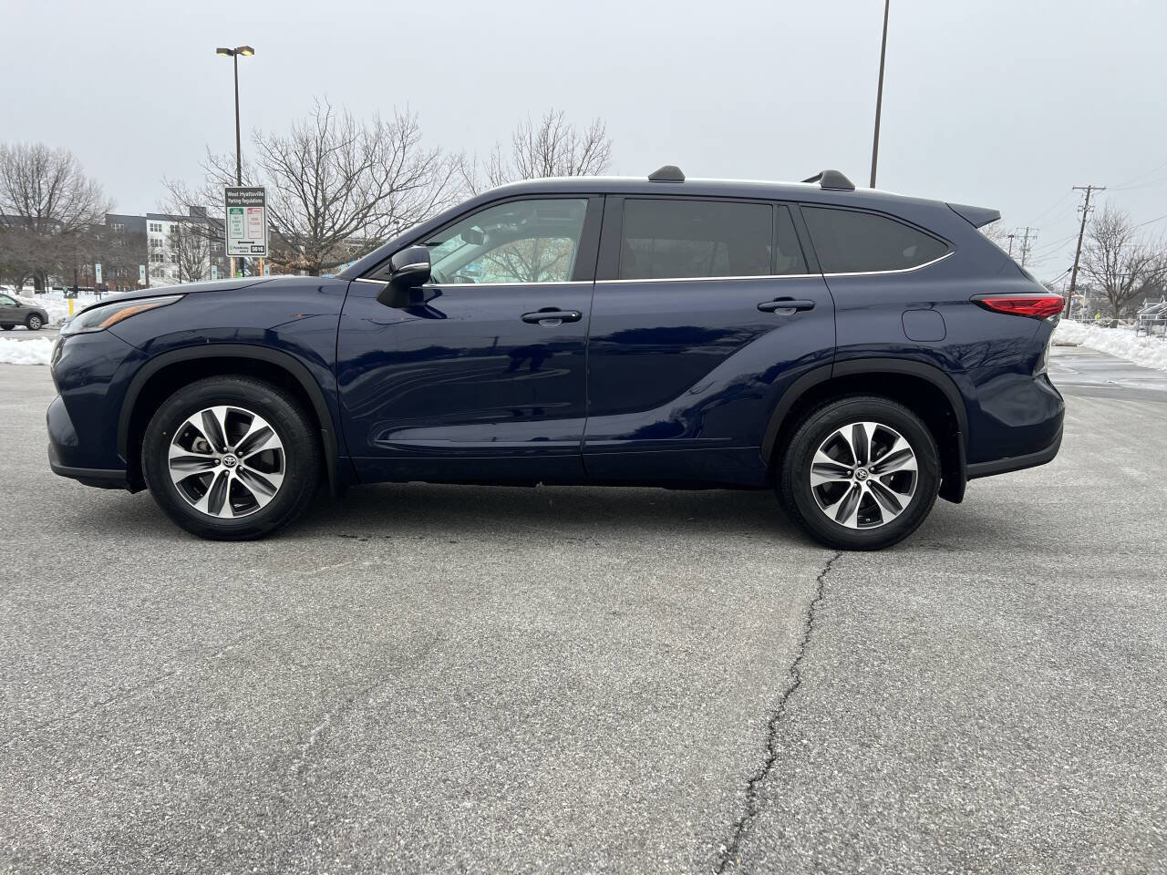 Used 2021 Toyota Highlander XLE image 25