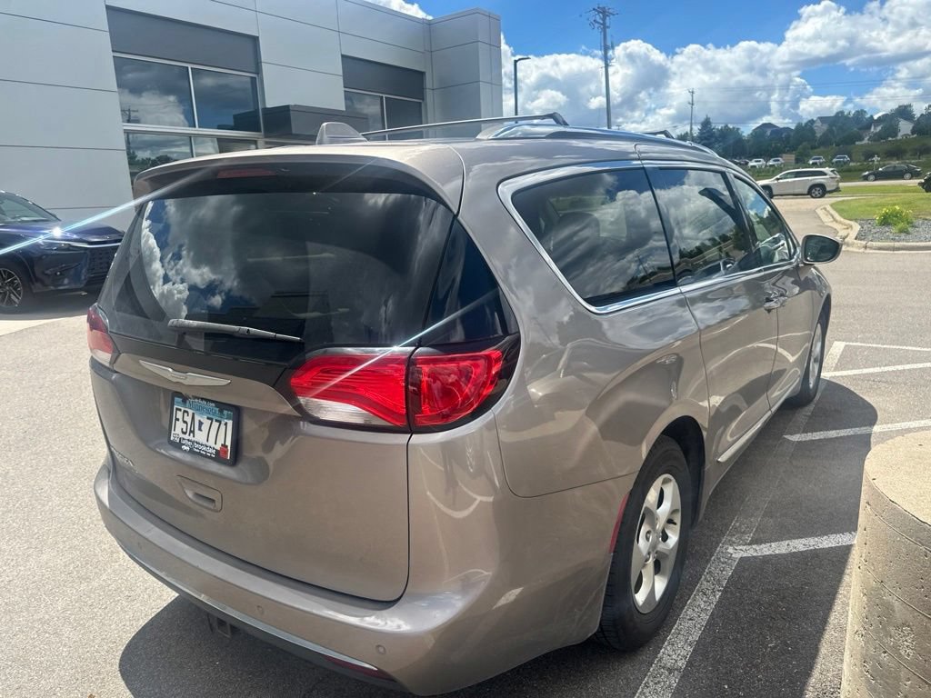 Used 2017 Chrysler Pacifica Touring-L Plus FWD image 8